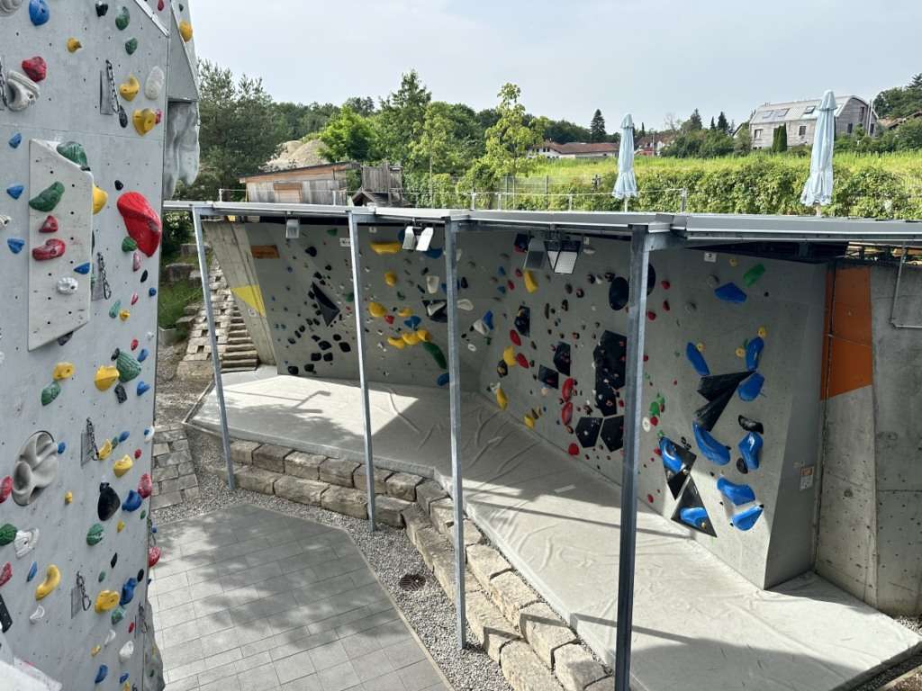 Outdoorboulderwand überdacht und im Schatten