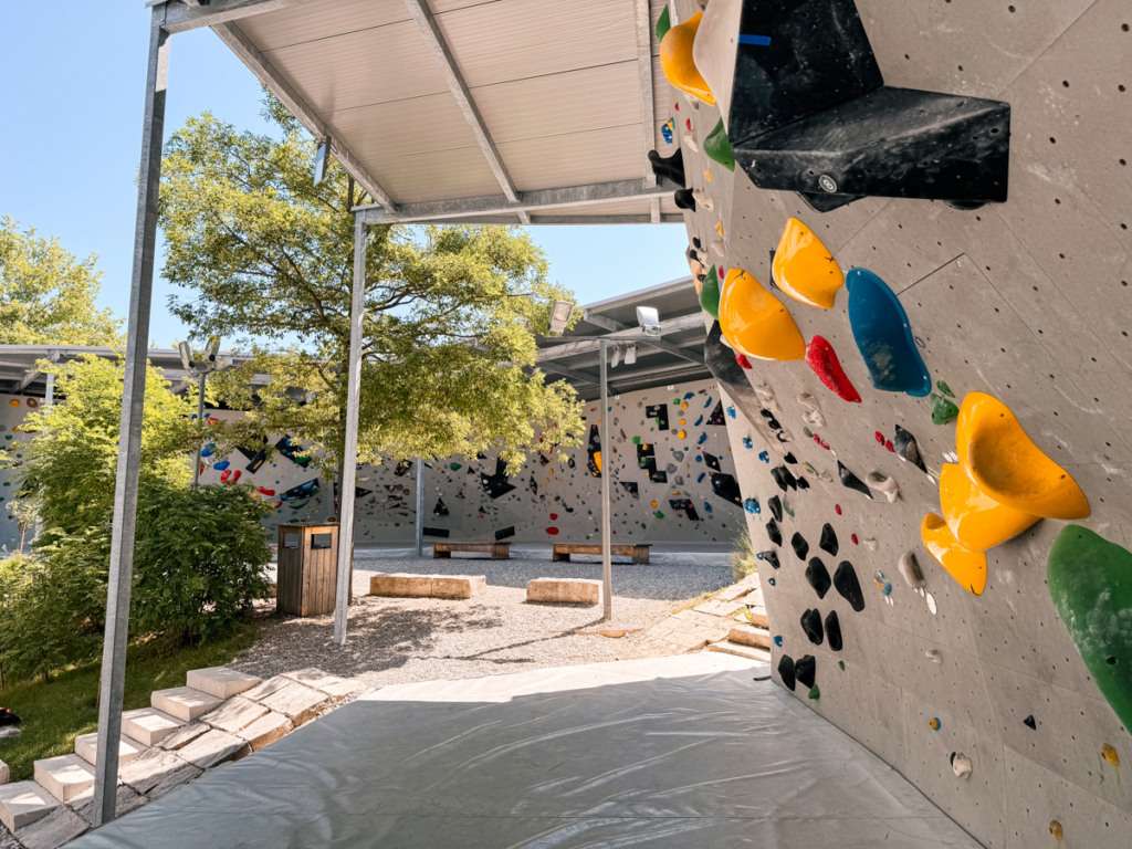 Outdoorboulderwand überdacht und im Schatten
