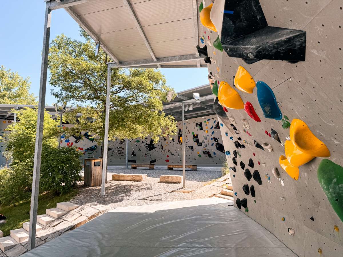 Outdoorboulderwand überdacht und im Schatten