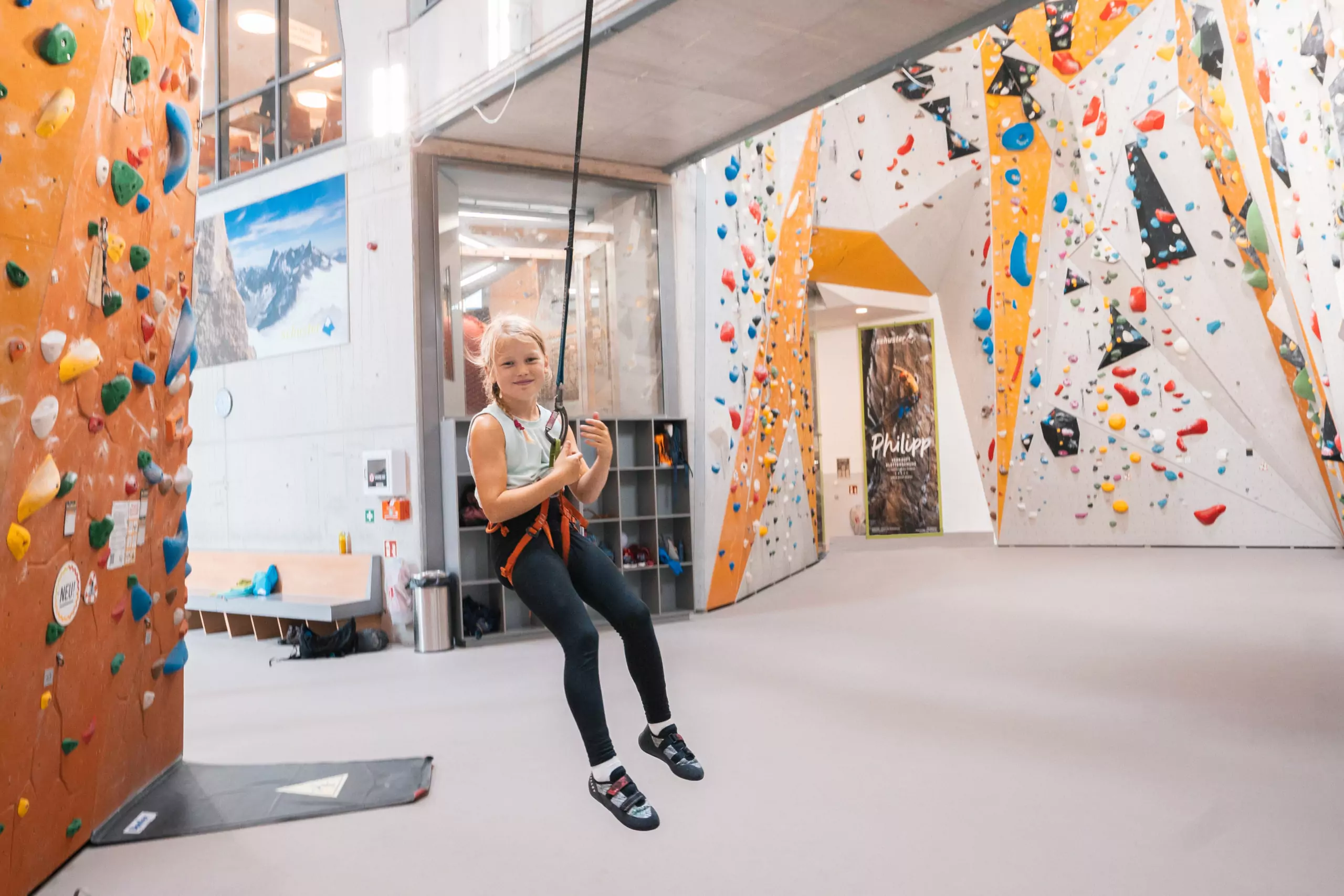Kind beim Autobelay im Kletter und Boulderzentrum Gilching