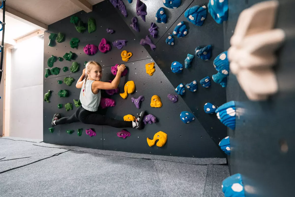 Kind beim Bouldern im Kinderraum