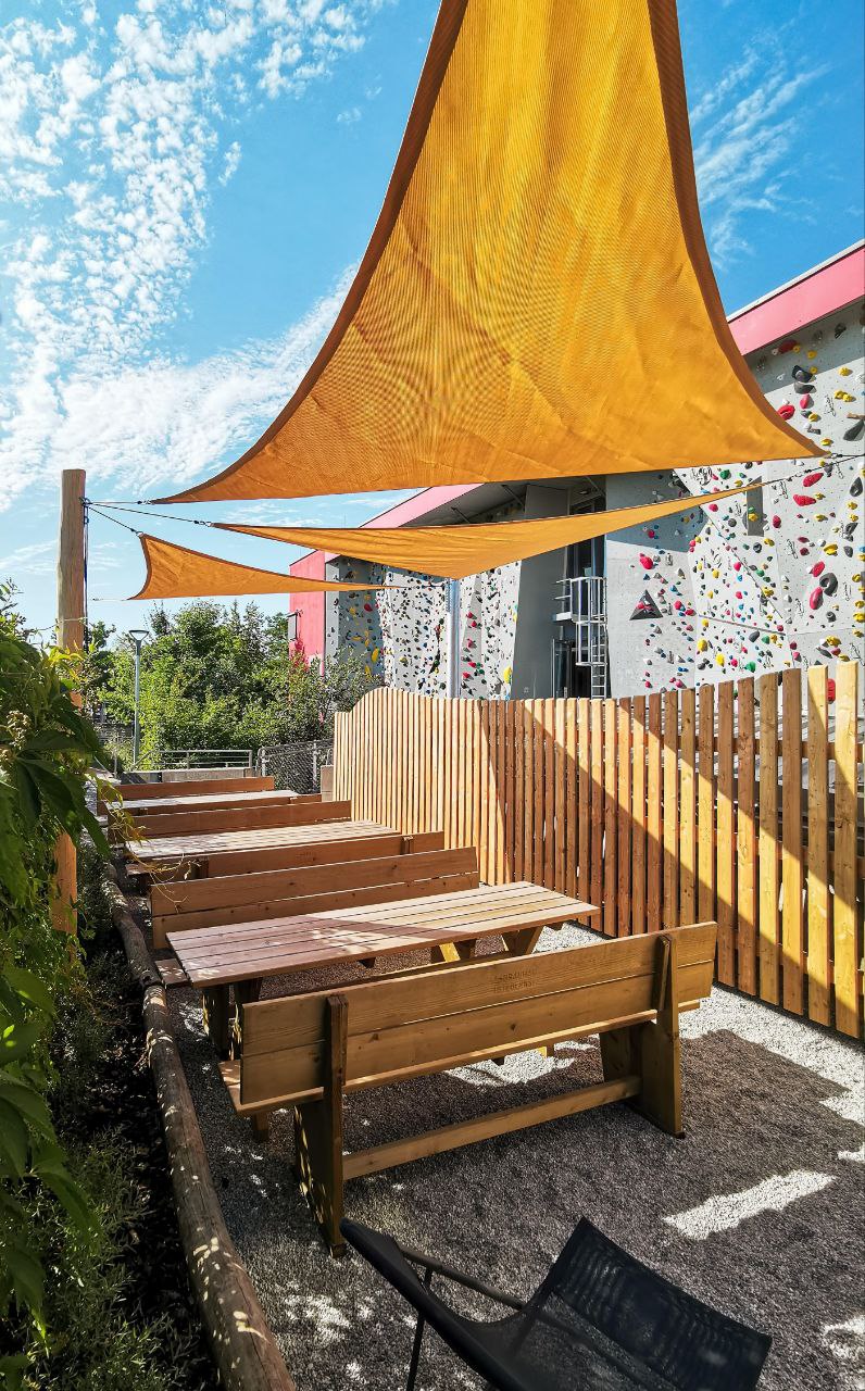 Neuer Biergarten mit Sonnensegel