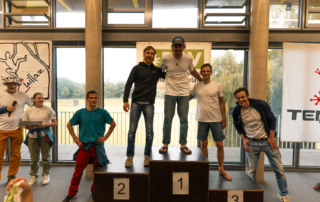 Siegerehrung Oberlandcup - Gewinner auf dem Treppchen mit Urkunde