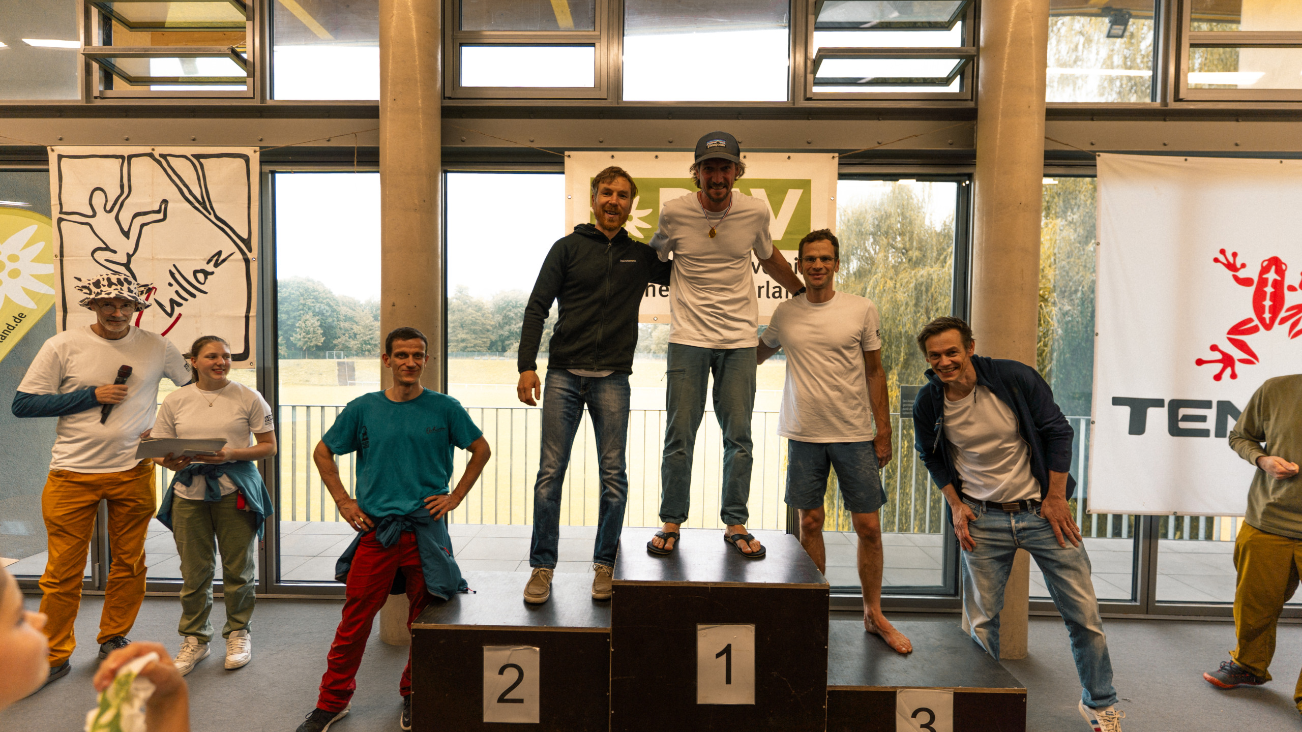 Siegerehrung Oberlandcup - Gewinner auf dem Treppchen mit Urkunde