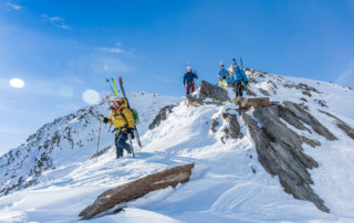 Berg bedeckt mit Schnee und Skitourengänger