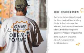 Mann mit T Shirt und Aufschrift "Oben Ohne" und die Erklärung der Hallenregel, dass Männer nicht oberkörperfrei klettern und boulderm dürfen