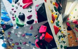 Boulderraum Indoor in Gilching mit neuen Bouldern